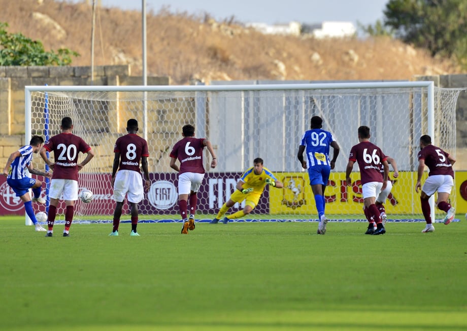 Ruslan Kisil makes it 1 – 0 from the penalty spot.